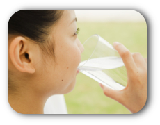 水を飲む女性の写真