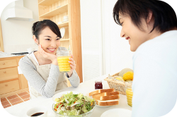 食卓と男女の画像